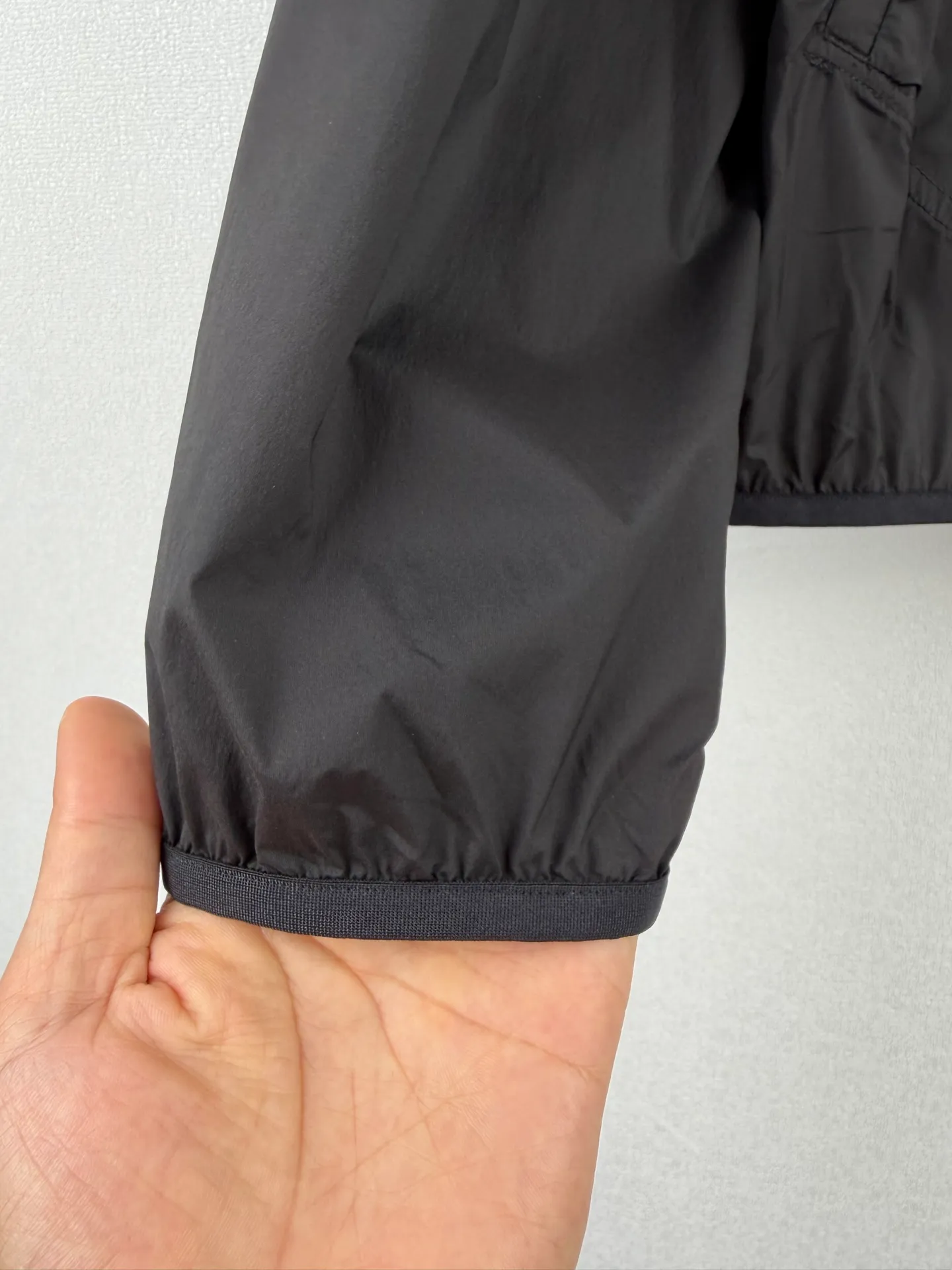 Canada Goose Badge Hooded Windproof Jacket and Sun Protection Jacket Fabric selection: Made of high-density nylon quick-drying fabric, which feels as thin and light as a second skin. It has excellent moisture absorption and perspiration properties. It is not easy to stick to the body after sweating. It can quickly evaporate moisture, bid farewell to hot and sticky weather, and has excellent tear resistance. It can be used for commuting, outdoor travel or sports and fitness. Details: The cuffs and hem are edged with light olive green contrasting webbing, with elastic elastic fabric hidden inside, and double-layer sewing to fix the elastic structure. The tightening force is soft, the fitting area is not tight, and it effectively blocks wind penetration. The contrasting color design adds a sense of layering, and the Wear-Resistant hemming is not easy to be damaged or fuzzed by long-term friction. Tacking reinforcement: The corners of the front square welt pocket are triangularly reinforced and date processed, and double pressure lines surround the bag mouth. It has strong load-bearing capacity and is not prone to cracking and deformation after long-term use. Accessories: One-to-one customized badge, One-to-one customized zipper webbing pendant, One-to-one customized zipper puller Size: S M L XL